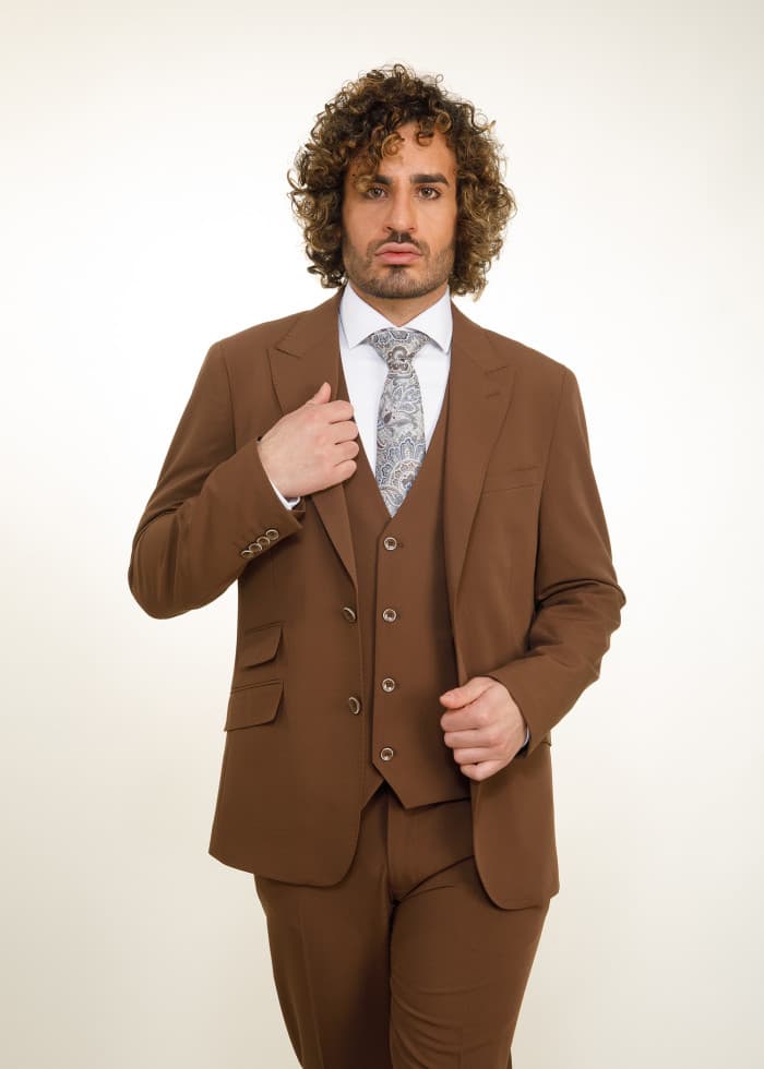Traje marrón slim con chaleco para padrino Palma - Lord Ton elegancia moderna
